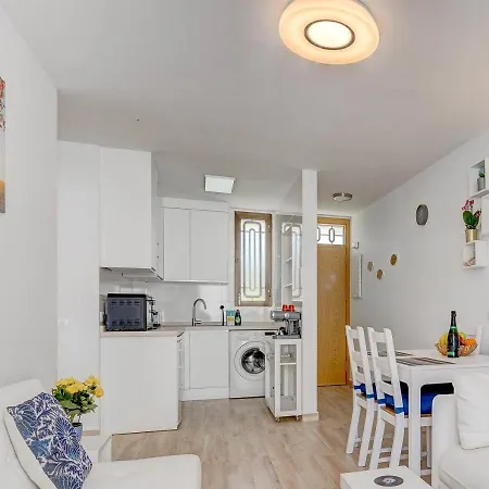 Apartment Stylish Flat And Pool With 3 Rooms, Sleeps 6, Cristianos *