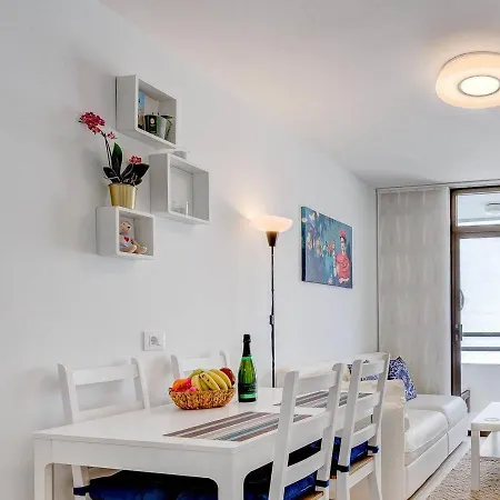 Stylish Flat And Pool With 3 Rooms, Sleeps 6, Cristianos Apartment *
