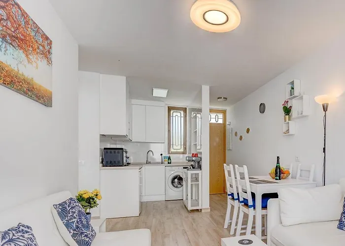 Apartment Stylish Flat And Pool With 3 Rooms, Sleeps 6, Cristianos *